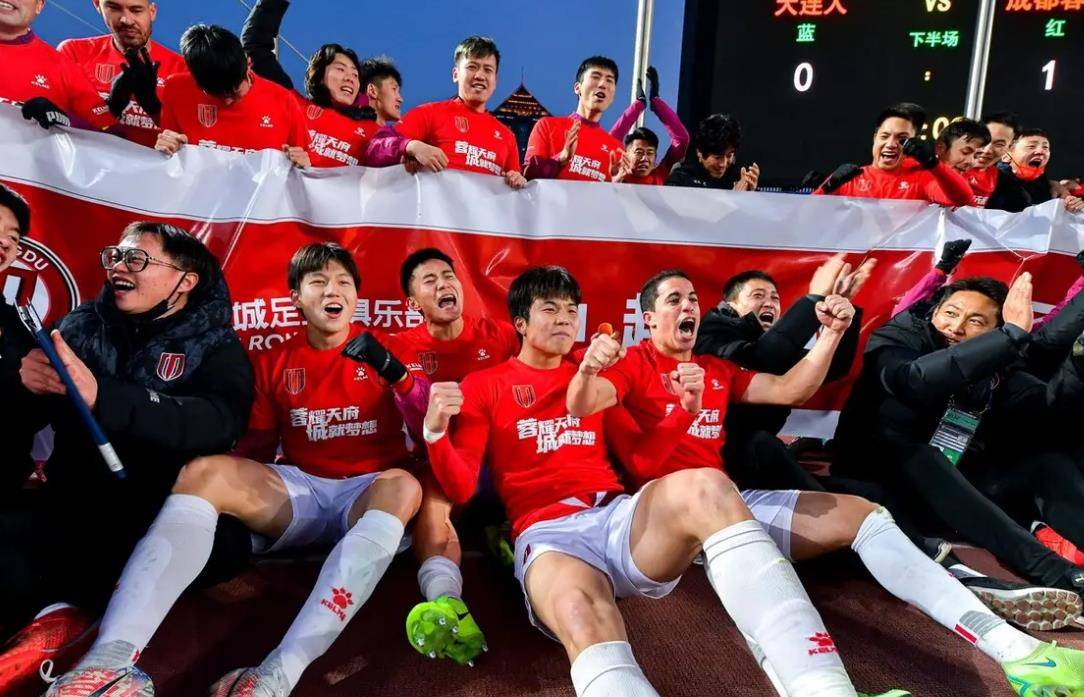 爱游戏登入 皇家社会训练开放日,今晨官宣签约引欢呼,亚冠在即,球队文化再被提及