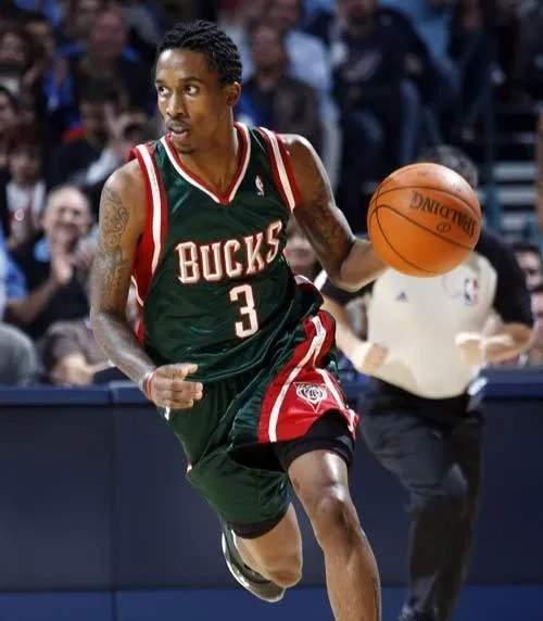 爱游戏登陆入口包含转折点!密尔沃基雄鹿迎来里程碑,欧篮联集结日攻防权衡,压力陡增,资深球员宣示担当的词条